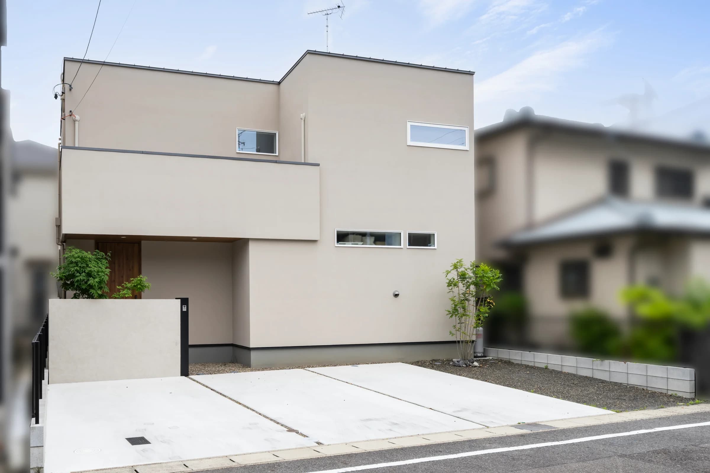 ベージュの外壁の箱型2階建て住宅